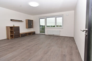 Obývací pokoj s kuchyňským koutem a balkónem.  - Pronájem bytu 2+kk v osobním vlastnictví 58 m², Praha 9 - Kbely