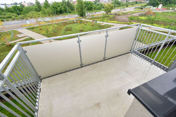 Obývací pokoj s kuchyňským koutem a balkónem.  - Pronájem bytu 2+kk v osobním vlastnictví 58 m², Praha 9 - Kbely