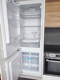 Vestavná lednice s mrazákem. - Pronájem bytu 2+kk v osobním vlastnictví 58 m², Praha 9 - Kbely