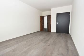 Ložnice s šatní skříní.  - Pronájem bytu 2+kk v osobním vlastnictví 58 m², Praha 9 - Kbely
