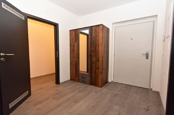 Vstupní chodba s šatní skříní, komora v bytě.  - Pronájem bytu 2+kk v osobním vlastnictví 58 m², Praha 9 - Kbely