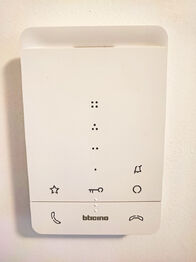 Domofon - Pronájem bytu 2+kk v osobním vlastnictví 58 m², Praha 9 - Kbely