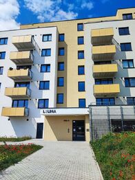 Hlavní vstup do domu.  - Pronájem bytu 2+kk v osobním vlastnictví 58 m², Praha 9 - Kbely