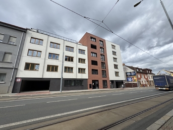 pohled na dům - Pronájem bytu 2+kk v osobním vlastnictví 57 m², Plzeň