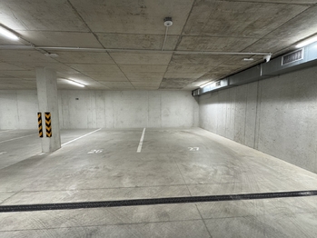 parkovací místo v garáži - Pronájem bytu 2+kk v osobním vlastnictví 57 m², Plzeň