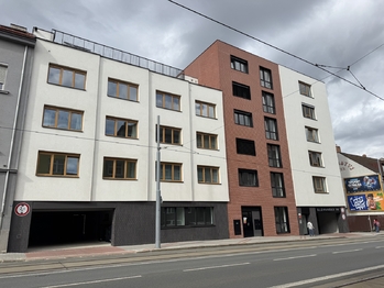 pohled na dům - Pronájem bytu 2+kk v osobním vlastnictví 57 m², Plzeň