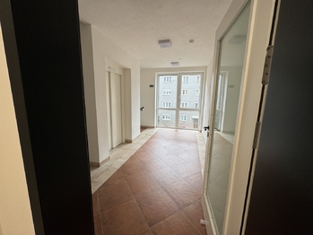chodba domu - Pronájem bytu 2+kk v osobním vlastnictví 57 m², Plzeň