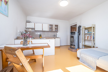 obývací pokoj s kuchyní - Prodej domu 108 m², Koleč 