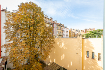 výhled z okna ložnice - Prodej bytu 2+1 v osobním vlastnictví 67 m², Praha 7 - Holešovice