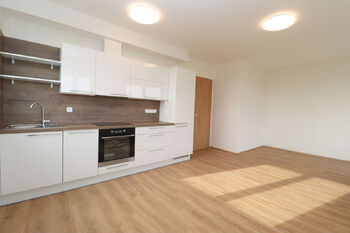 Obývací pokoj + kk - Pronájem bytu 2+kk v osobním vlastnictví 56 m², Praha 9 - Vysočany