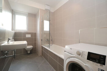 Koupelna - Pronájem bytu 2+kk v osobním vlastnictví 56 m², Praha 9 - Vysočany
