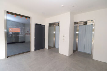 Bytový dům - vstup - Pronájem bytu 2+kk v osobním vlastnictví 56 m², Praha 9 - Vysočany