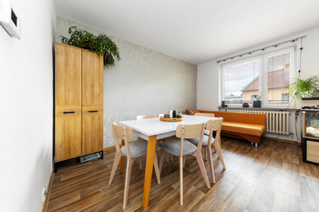 část obývacího pokoje 4+1 - Prodej domu 296 m², Brno