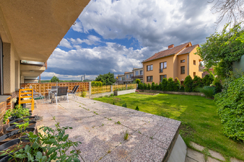 terasa se zahradou u bytu 4+1 - Prodej domu 296 m², Brno