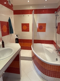 koupelna - Pronájem bytu 3+kk v osobním vlastnictví 70 m², Praha 9 - Černý Most