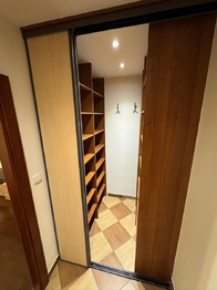 šatna - Pronájem bytu 3+kk v osobním vlastnictví 70 m², Praha 9 - Černý Most