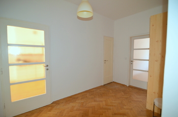 prostorná vstupní hala 13 m2 - Pronájem bytu 2+1 v osobním vlastnictví 78 m², Praha 8 - Libeň