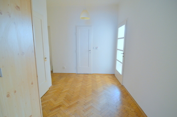 prostorná vstupní hala 13 m2 - Pronájem bytu 2+1 v osobním vlastnictví 78 m², Praha 8 - Libeň