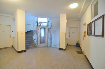 společné prostory výtah  - Pronájem bytu 2+1 v osobním vlastnictví 78 m², Praha 8 - Libeň