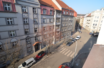 pohled do ulice Pivovarnická  - Pronájem bytu 2+1 v osobním vlastnictví 78 m², Praha 8 - Libeň