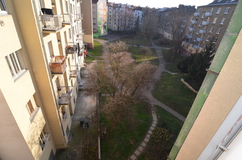 pohled do klidného vnitrobloku - Pronájem bytu 2+1 v osobním vlastnictví 78 m², Praha 8 - Libeň