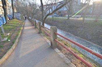 okolí domu vhodné k procházkám či běhu - Pronájem bytu 2+1 v osobním vlastnictví 78 m², Praha 8 - Libeň