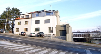 garáž, pohled z příjezdové cesty - Pronájem bytu 3+1 v osobním vlastnictví 199 m², Praha 4 - Krč