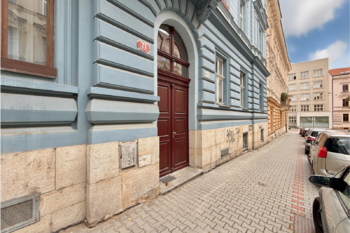 dům z chodníku - Prodej bytu 1+1 v osobním vlastnictví 44 m², Plzeň