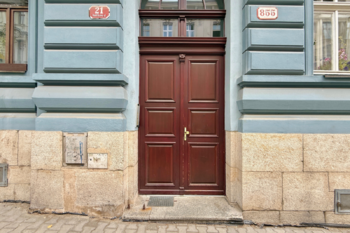vstup do domu - Prodej bytu 1+1 v osobním vlastnictví 44 m², Plzeň