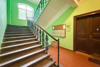 schodiště - Prodej bytu 1+1 v osobním vlastnictví 44 m², Plzeň