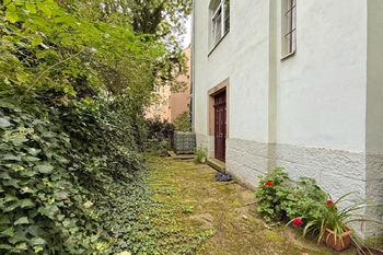 dům z vnitrobloku - Prodej bytu 1+1 v osobním vlastnictví 44 m², Plzeň