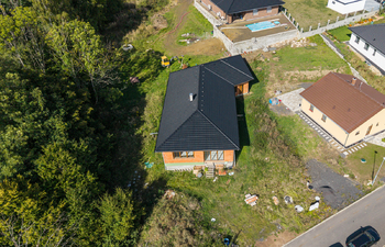 Pohled na dům a pozemek - Prodej domu 192 m², Dubí