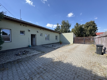Prodej výrobních prostor 880 m², Loučany