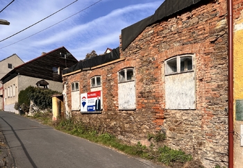 Pohled na dům z ulice - Prodej domu 106 m², Jáchymov