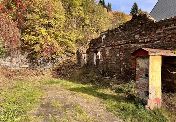 Pohled do zahrady z ulice - Prodej domu 106 m², Jáchymov