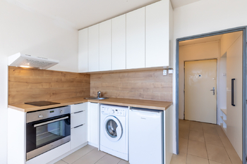 kuchyňský kout - Prodej bytu 1+kk v osobním vlastnictví 23 m², Praha 8 - Kobylisy 
