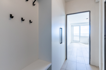 vestavěné skříně v chodbě - Prodej bytu 1+kk v osobním vlastnictví 23 m², Praha 8 - Kobylisy