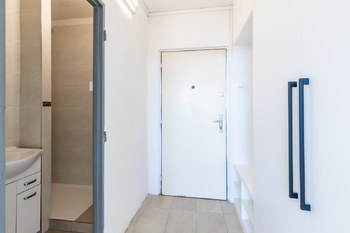 chodba - Prodej bytu 1+kk v osobním vlastnictví 23 m², Praha 8 - Kobylisy