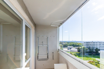 zasklená lodžie - Prodej bytu 1+kk v osobním vlastnictví 23 m², Praha 8 - Kobylisy