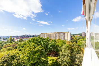 výhled z lodžie  - Prodej bytu 1+kk v osobním vlastnictví 23 m², Praha 8 - Kobylisy
