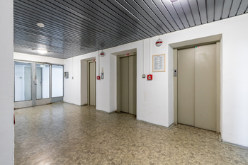 společné prostory - Prodej bytu 1+kk v osobním vlastnictví 23 m², Praha 8 - Kobylisy