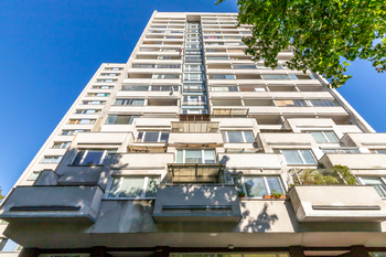 pohled na dům - Prodej bytu 1+kk v osobním vlastnictví 23 m², Praha 8 - Kobylisy