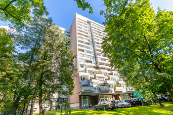 okolí domu - Prodej bytu 1+kk v osobním vlastnictví 23 m², Praha 8 - Kobylisy