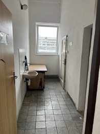 WC - Pronájem kancelářských prostor 416 m², Rožnov pod Radhoštěm