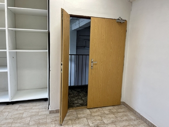 možnost přemístění materiálu do patra - Pronájem kancelářských prostor 416 m², Rožnov pod Radhoštěm