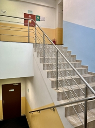 schodiště do patra - Pronájem kancelářských prostor 416 m², Rožnov pod Radhoštěm