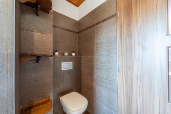 Koupelna s WC v patře - Prodej domu 110 m², Rataje nad Sázavou