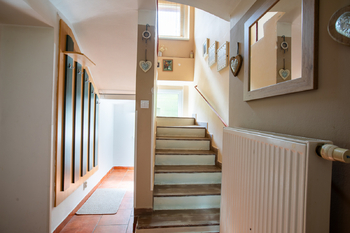 Chodba, schody do patra domu - Prodej domu 134 m², Peruc