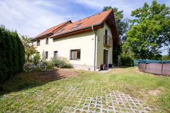 Pohled na dům od vjezdu - Prodej domu 134 m², Peruc