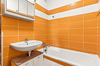 Koupelna - Prodej bytu 1+kk v osobním vlastnictví 33 m², Pardubice